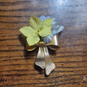 Vintage 1980 Avon Signed Gold Tone Bow Ribbon Brooch Lapel Pin Flower Holder